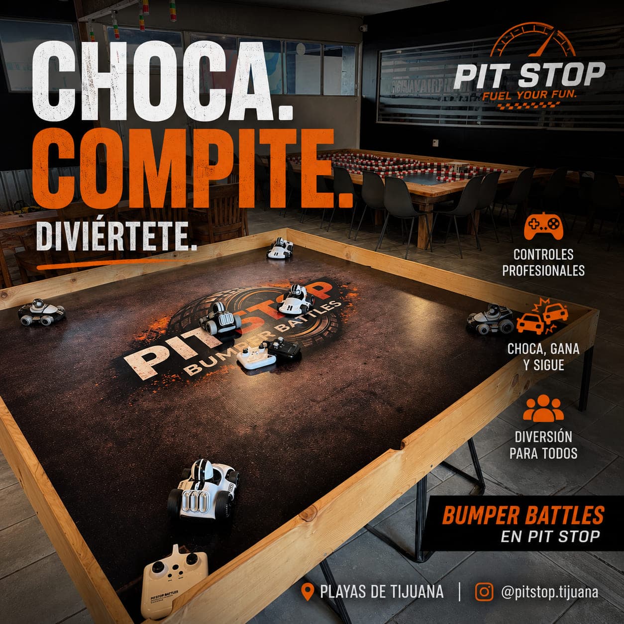Póster de Pit Stop con la línea CHOCA. COMPITE. DIVIÉRTETE. sobre la arena de Bumper Battles con seis carros a control remoto en el tapete.