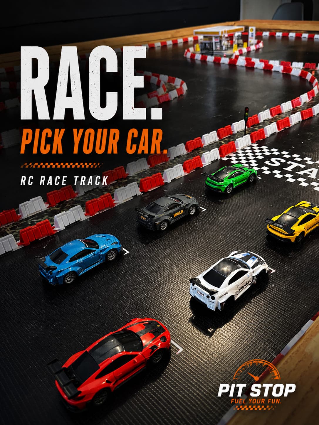 Póster de Pit Stop con la línea RACE. PICK YOUR CAR. sobre seis carros en la parrilla de la pista RC.
