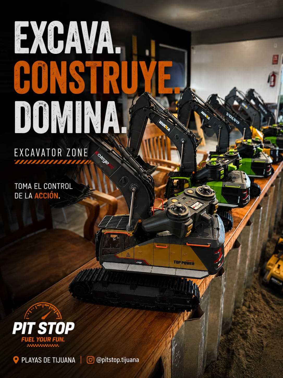 Póster de Pit Stop con la línea EXCAVA. CONSTRUYE. DOMINA. sobre una fila de excavadoras a control remoto formadas en el riel de la fosa, con un control encima de la máquina más cercana.